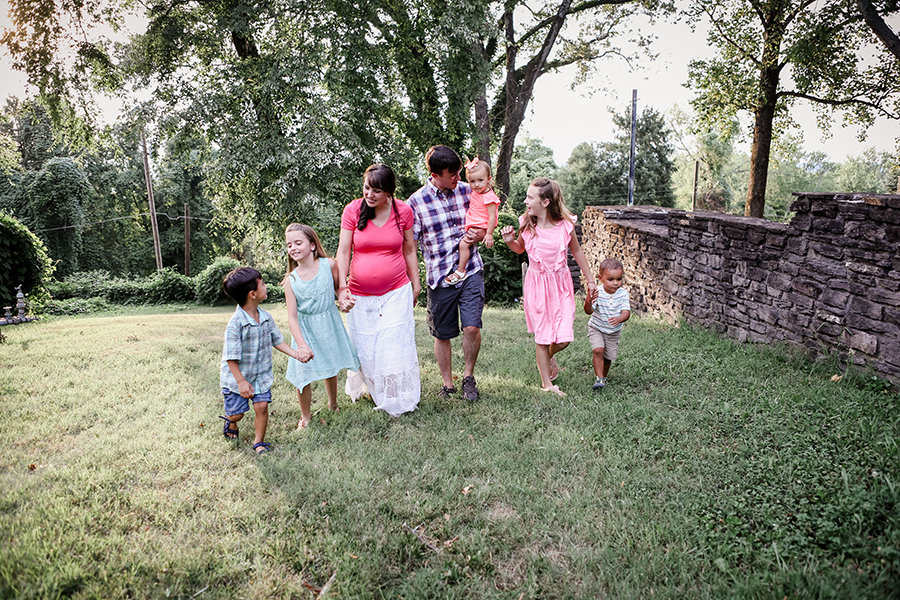Big family walk by Knoxville Wedding Photographer, Amanda May Photos.