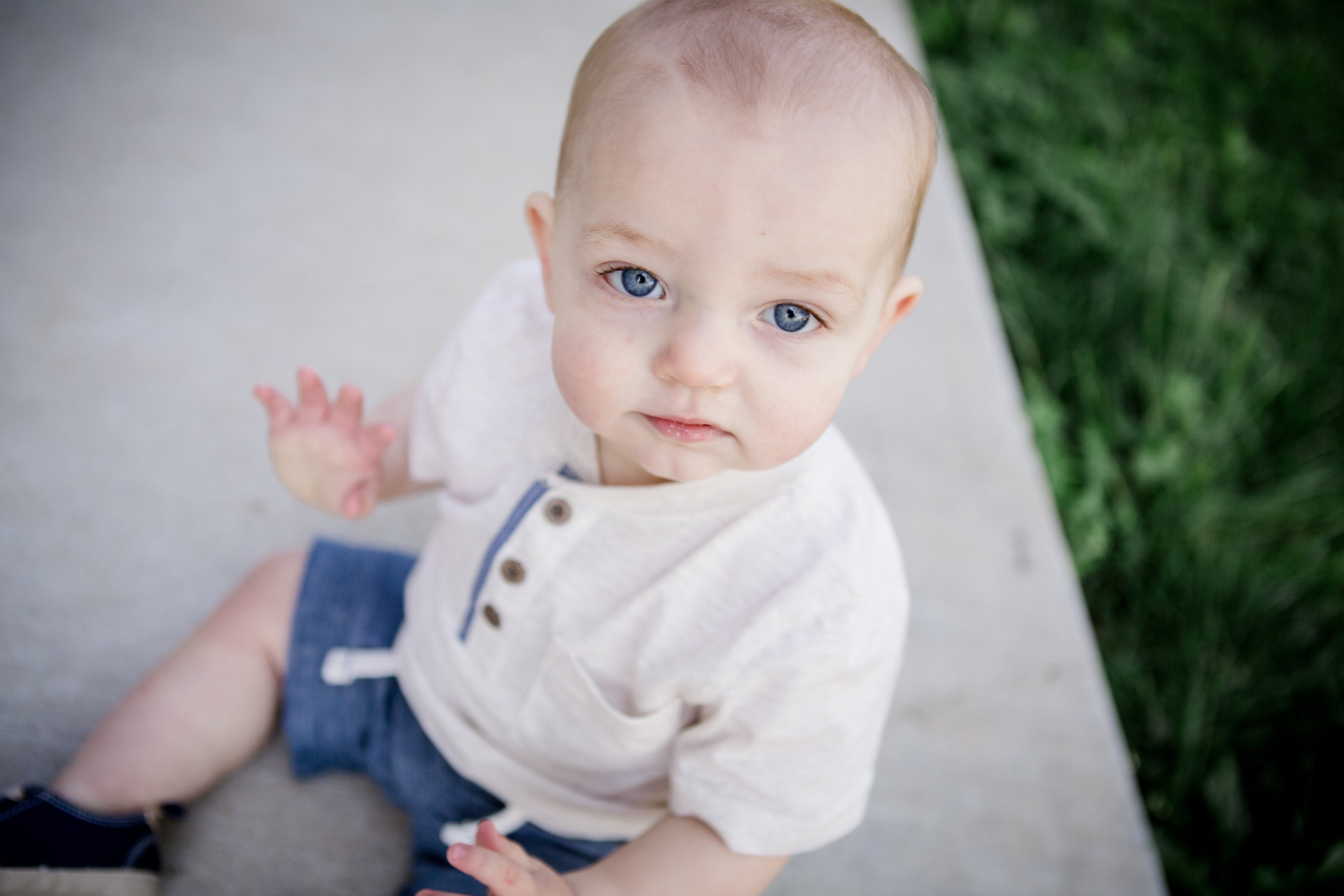 Little boy looking up by Knoxville Wedding Photographer, Amanda May Photos.