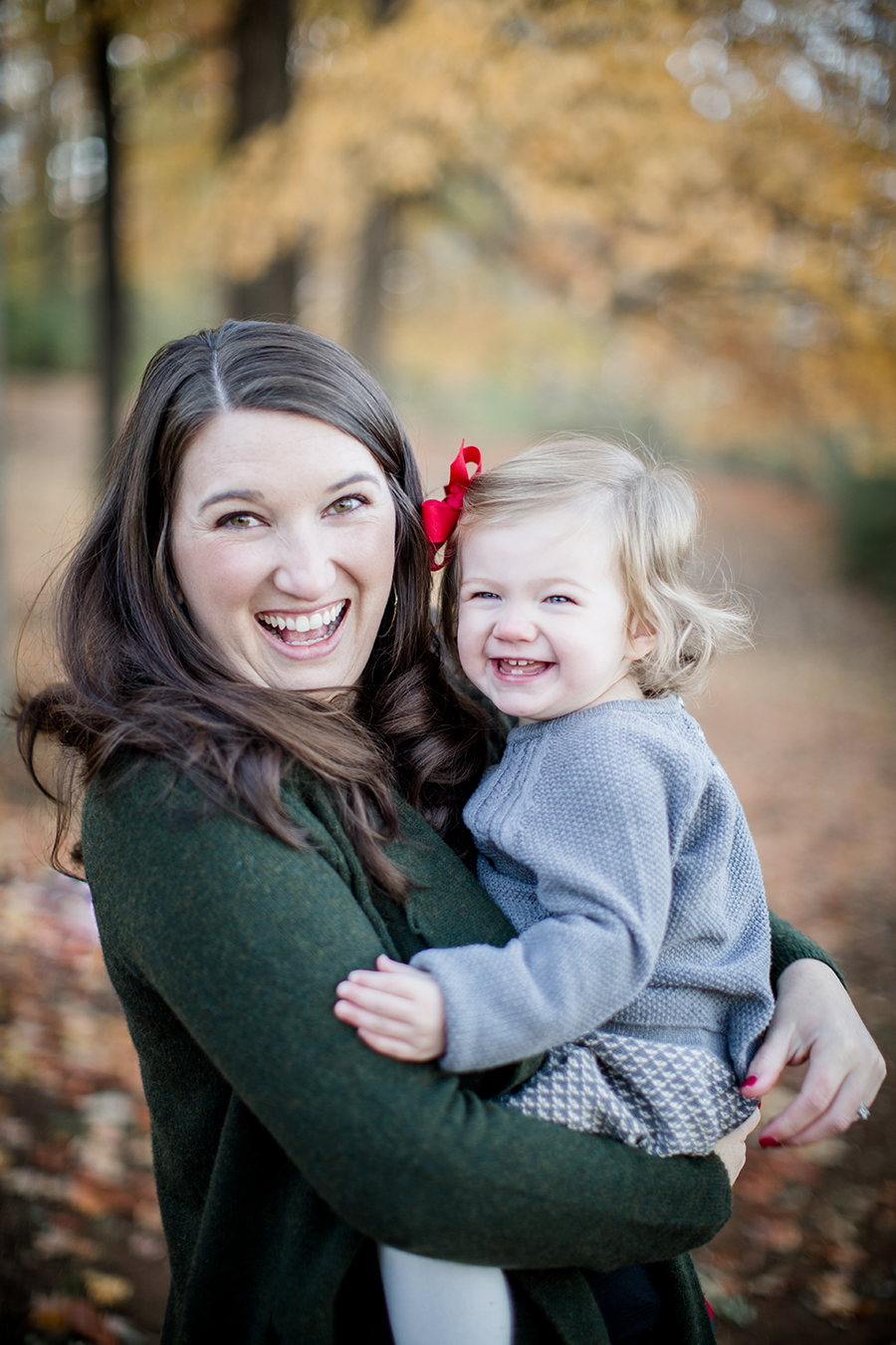 Mom and daughter smiles by Knoxville Wedding Photographer, Amanda May Photos.