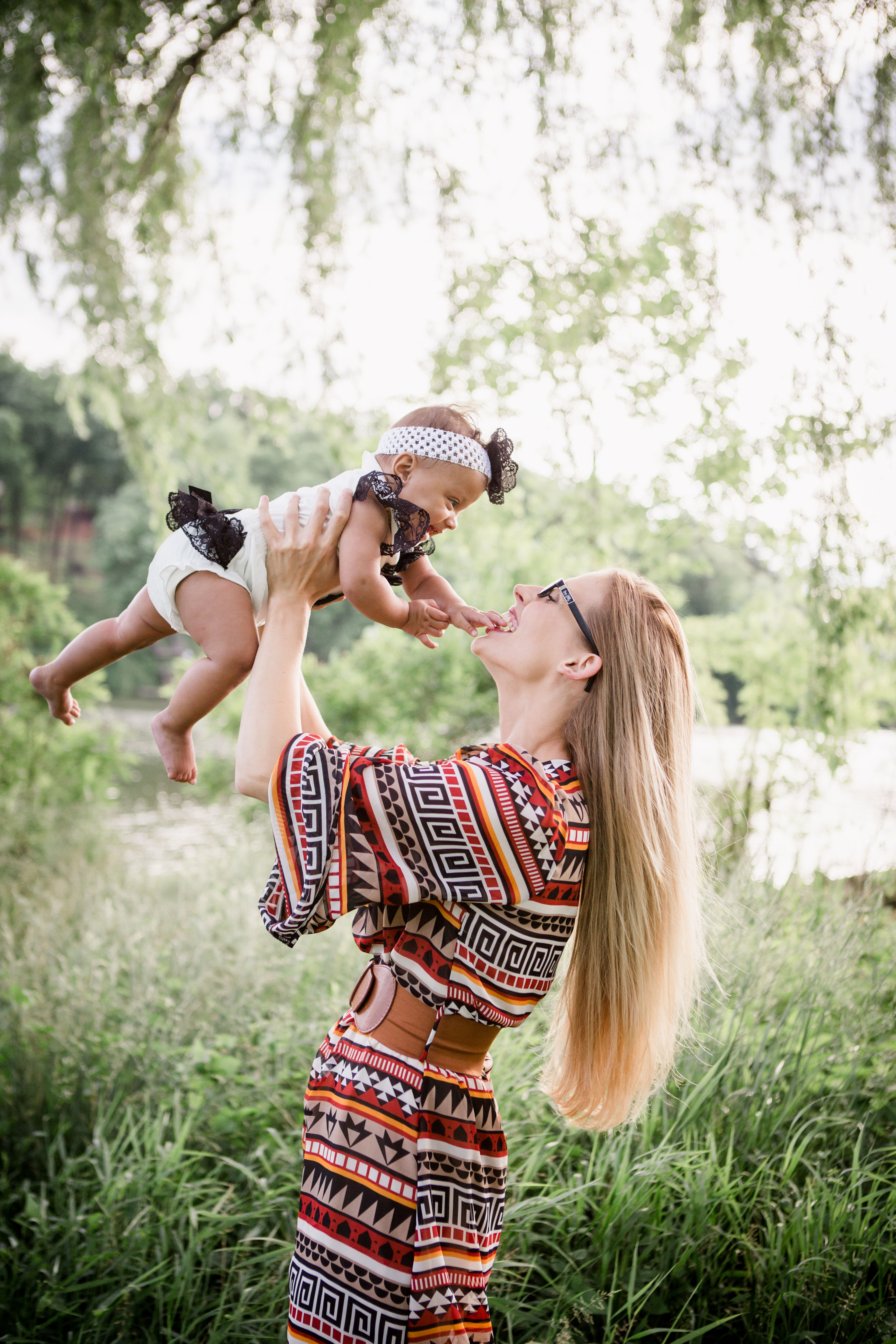 Mom raising little girl in the air by Knoxville Wedding Photographer, Amanda May Photos.