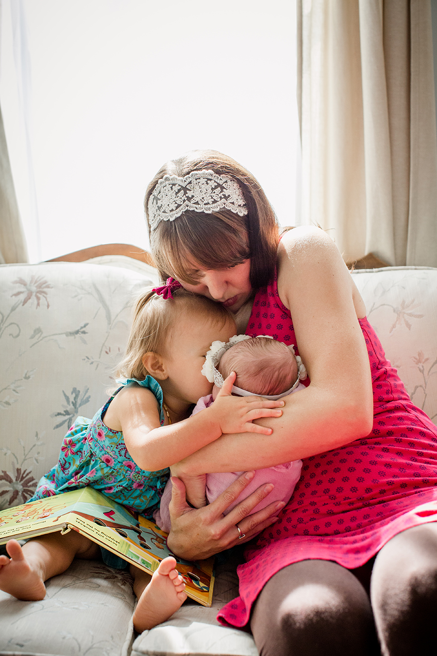 Sister kisses newborn by Knoxville Wedding Photographer, Amanda May Photos.