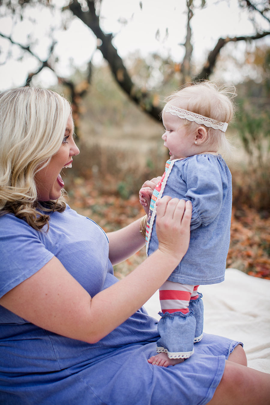 Mom and daughter by Knoxville Wedding Photographer, Amanda May Photos.