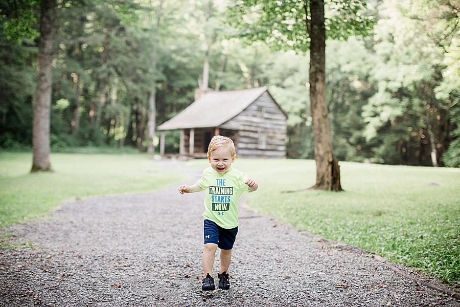 Cades cove cabin at this Family by Knoxville Wedding Photographer, Amanda May Photos.