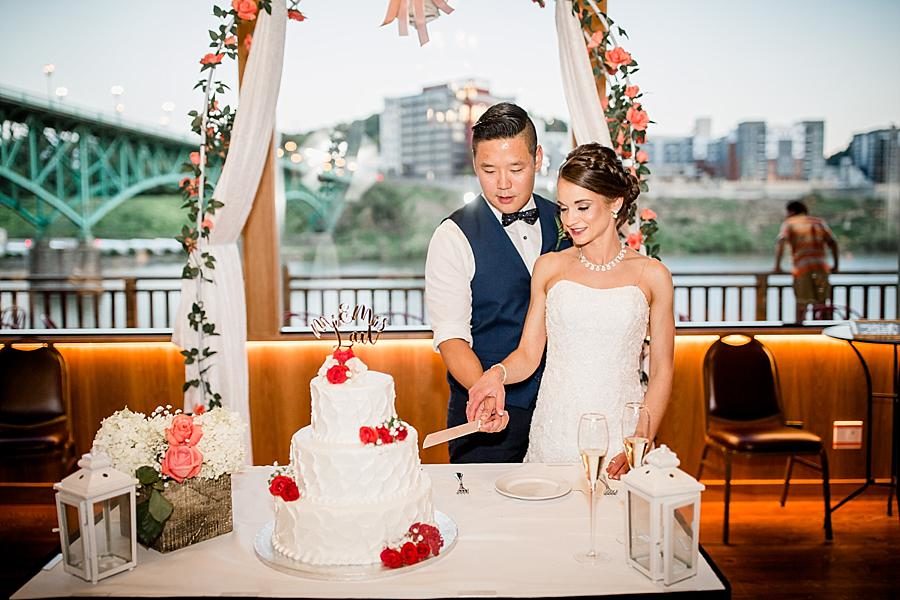 Cutting the cake at this Calhoun's on the River Wedding by Knoxville Wedding Photographer, Amanda May Photos.