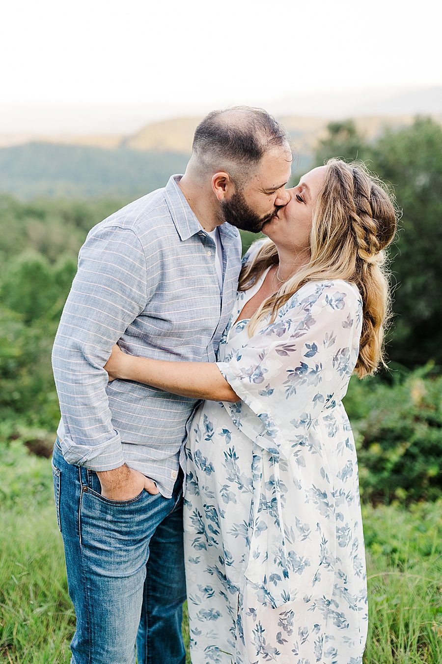 kissing at this foothills parkway maternity