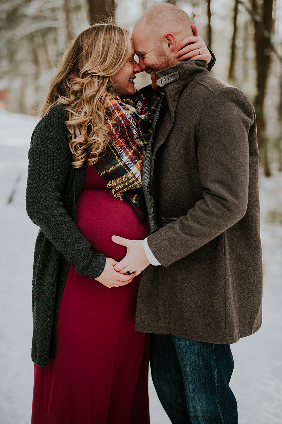  Knoxville, TN Smoky Mountain maternity photos, smiles and hands.