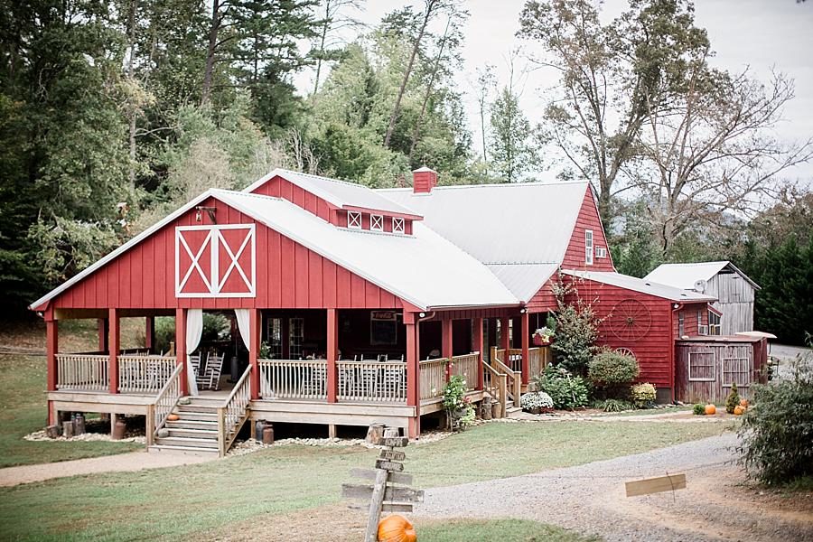 Red barn at this Sampson's Hollow Fall Wedding by Knoxville Wedding Photographer, Amanda May Photos.