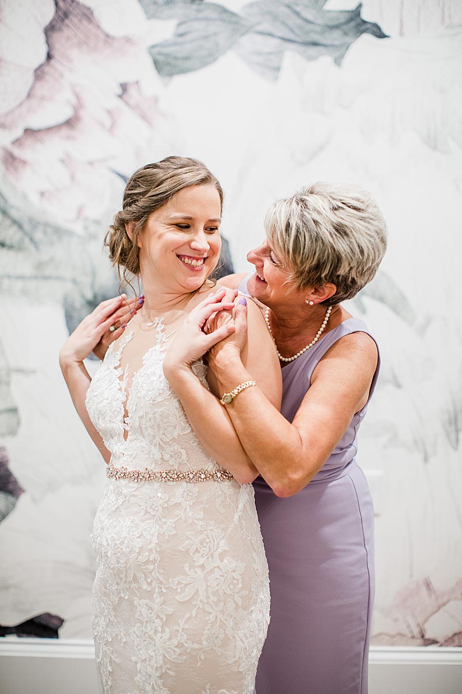 Mother and daughter at this Hunter Valley Pavilion wedding by Knoxville Wedding Photographer, Amanda May Photos.