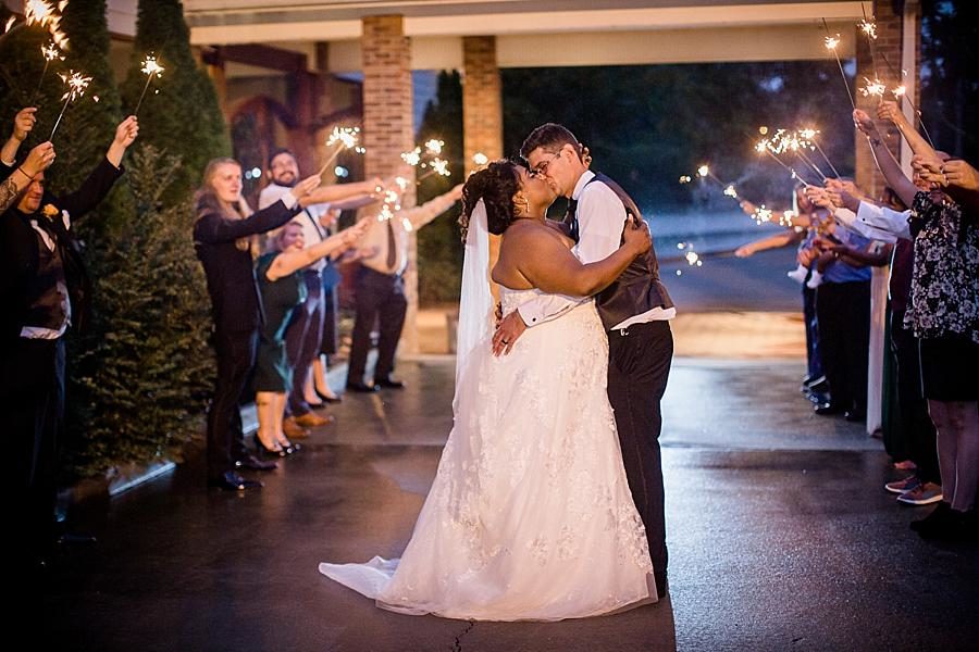 Final kiss at this Wedding at Hunter Valley Farm by Knoxville Wedding Photographer, Amanda May Photos.