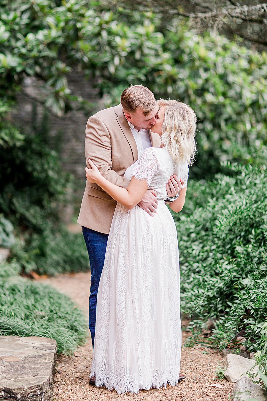 Arms around waist by Knoxville Wedding Photographer, Amanda May Photos.
