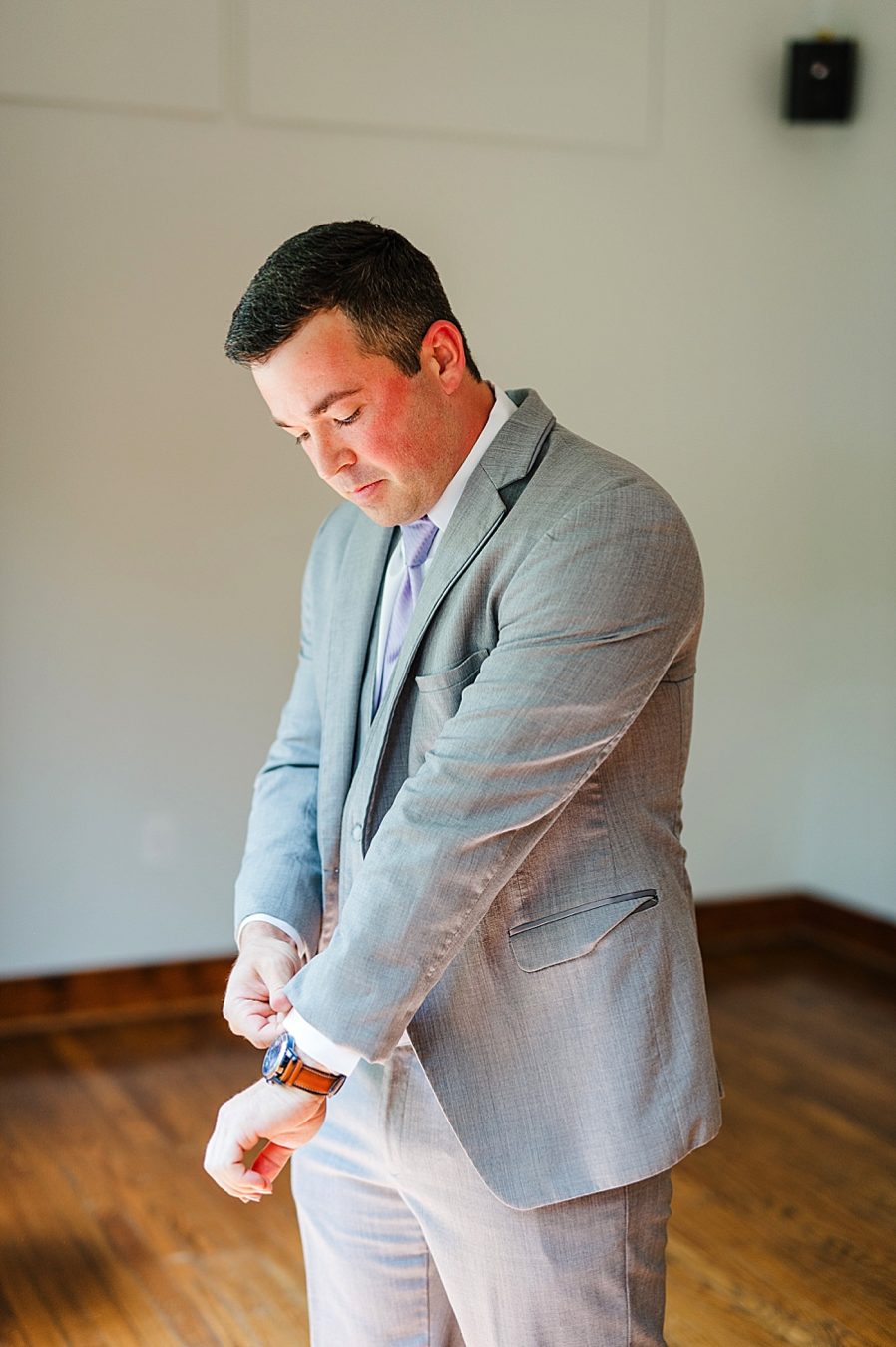groom getting ready at this lighthouse knoxville wedding