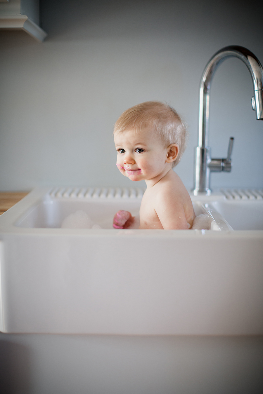 Farm house sink bath at this one year cake smash session by Knoxville Wedding Photographer, Amanda May Photos.