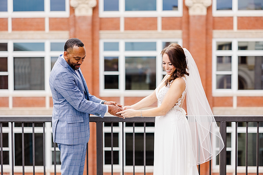 first look at this urban elopement