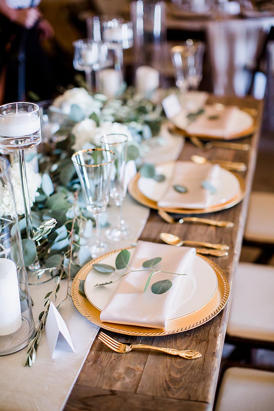 Gold plate chargers by Knoxville Wedding Photographer, Amanda May Photos.