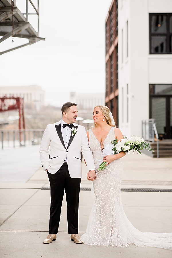 bride and groom downtown at the bridge building