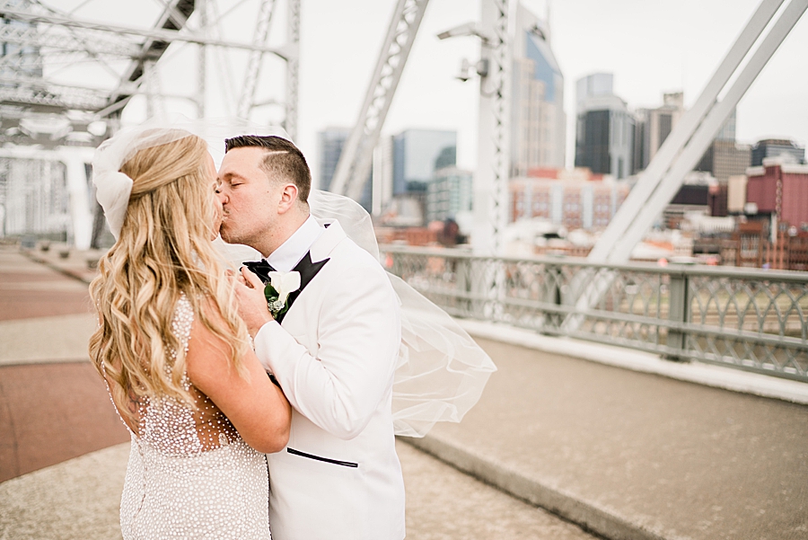 kiss at the bridge building