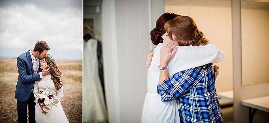 Bride hugging her mom at these 2017 favorite weddings by Knoxville Wedding Photographer, Amanda May Photos.