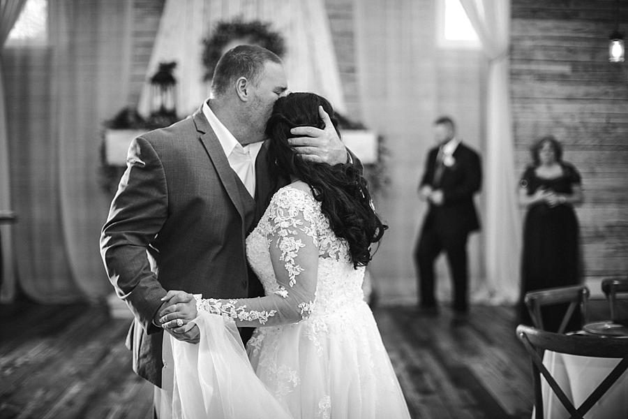 Father daughter first dance at these 2017 favorite weddings by Knoxville Wedding Photographer, Amanda May Photos.