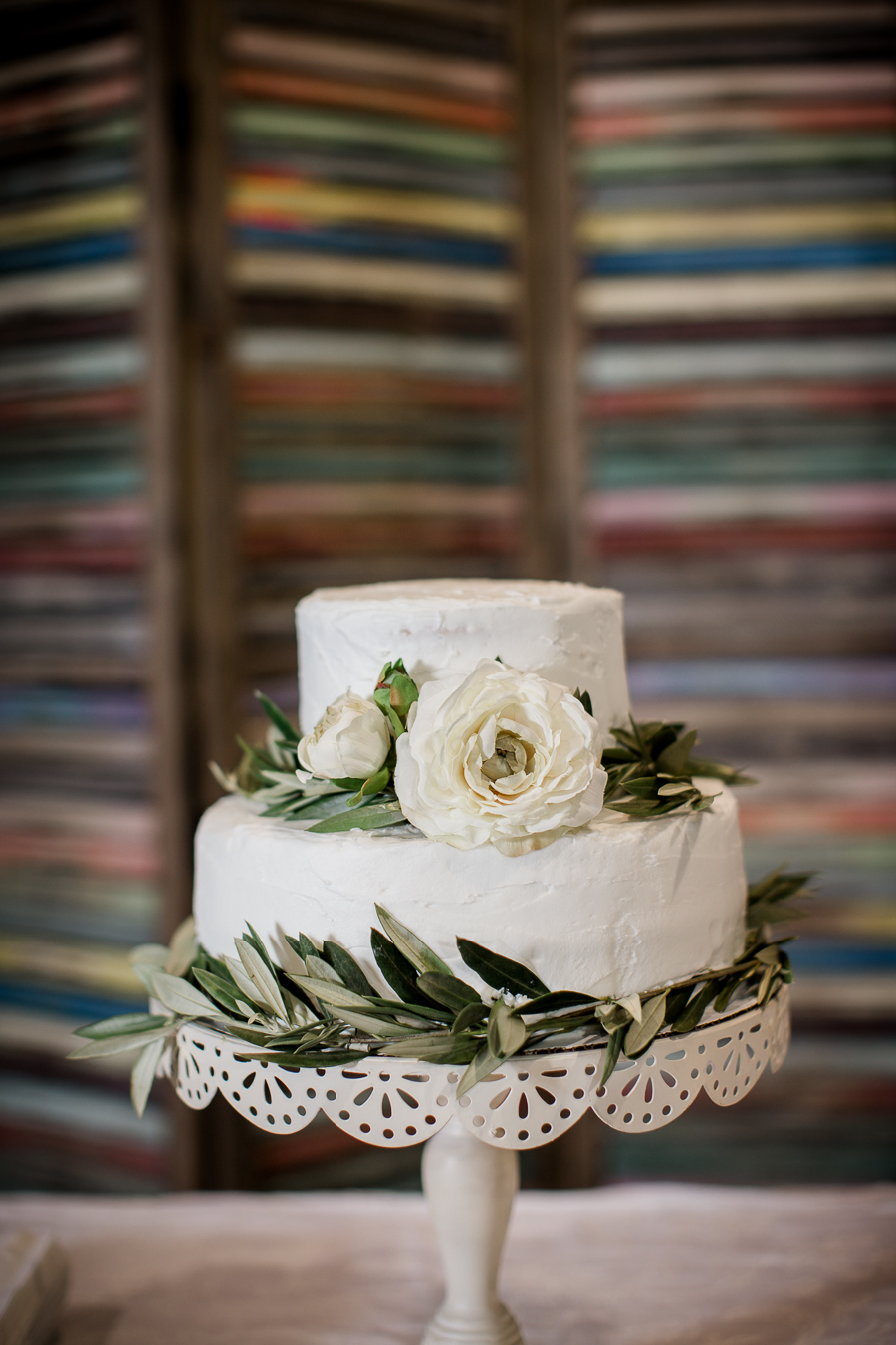 Cake, greenery and a screen at these 2017 favorite weddings by Knoxville Wedding Photographer, Amanda May Photos.