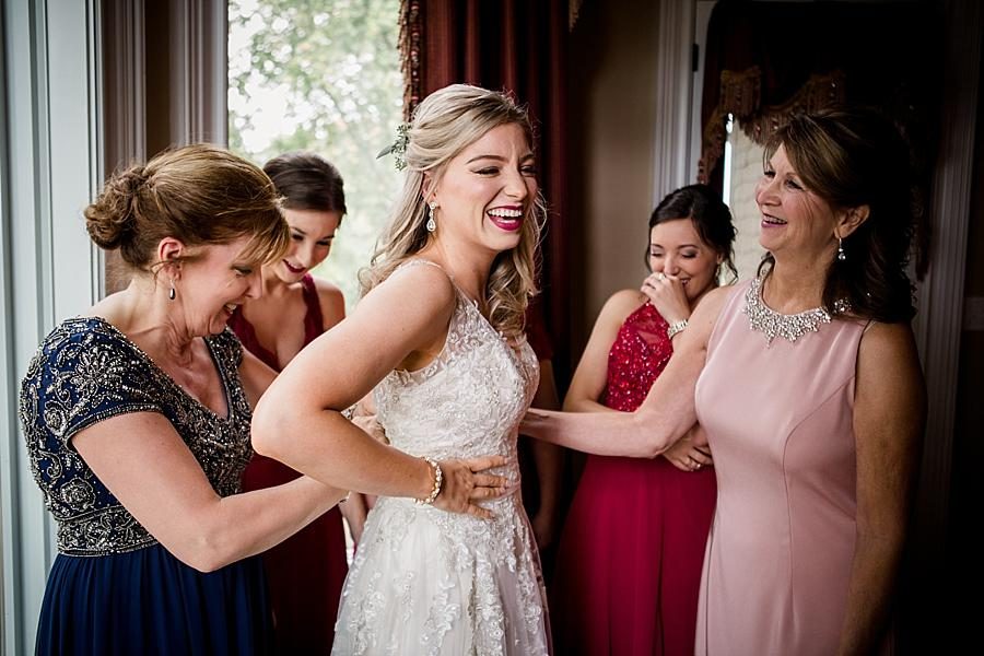 Getting dressed at these 2017 favorite weddings by Knoxville Wedding Photographer, Amanda May Photos.