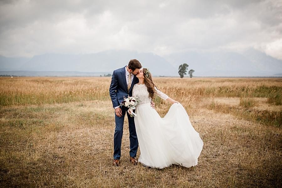 Kissing in front of the mountains at these 2017 favorite weddings by Knoxville Wedding Photographer, Amanda May Photos.