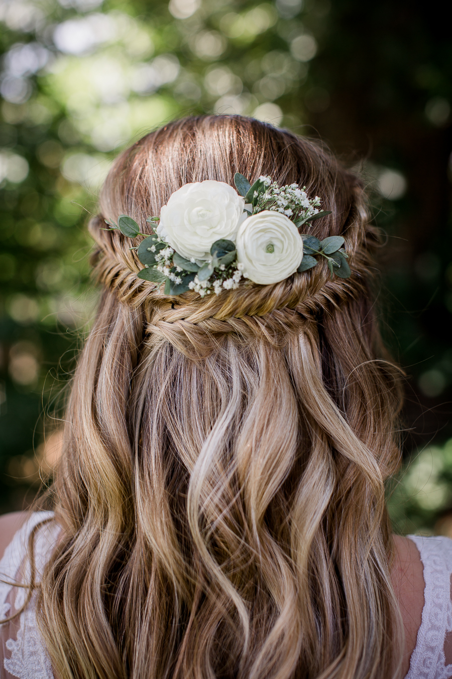 Her rifle paper company hair piece at these 2017 favorite weddings by Knoxville Wedding Photographer, Amanda May Photos.