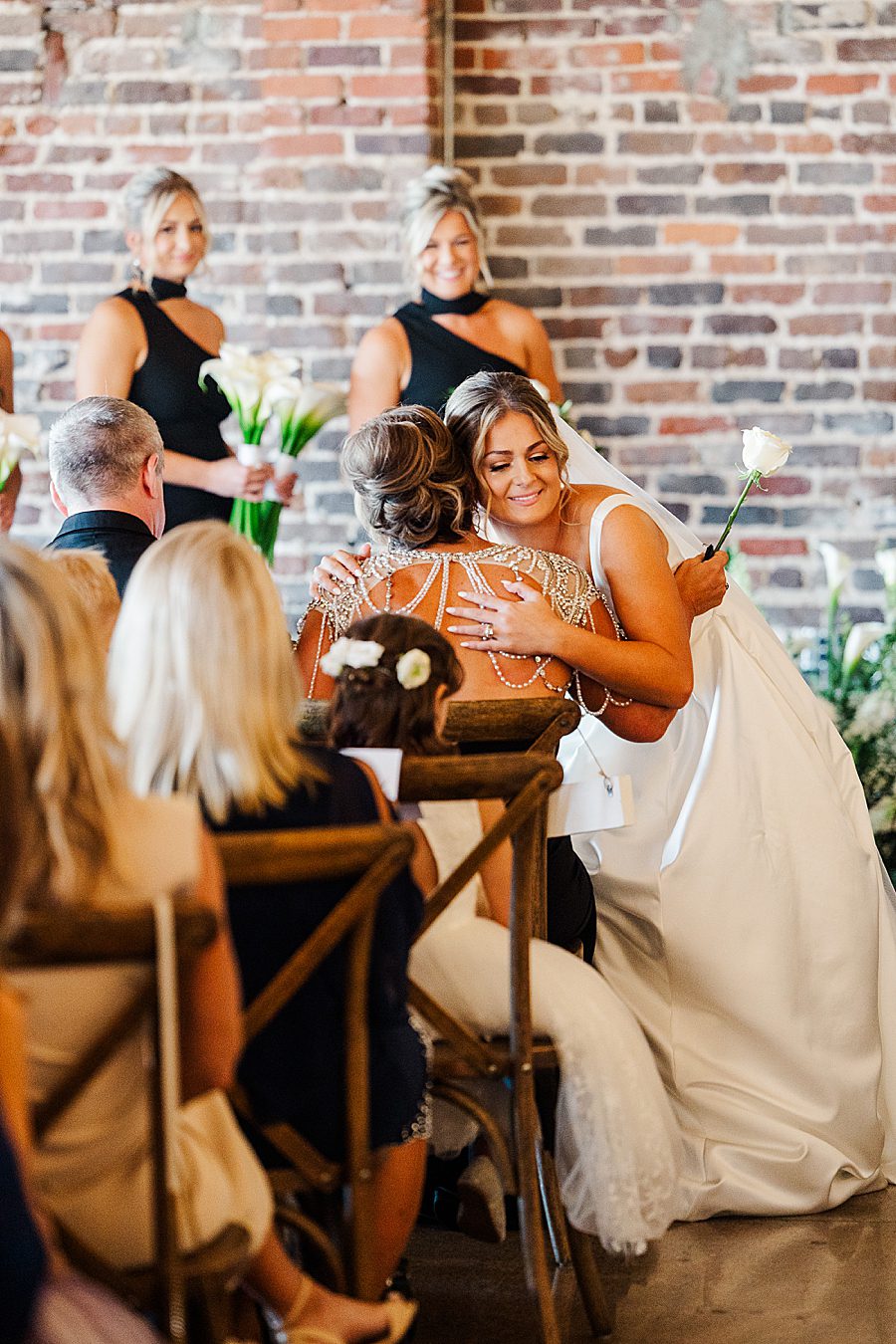 bride hugging mom at summer press room wedding