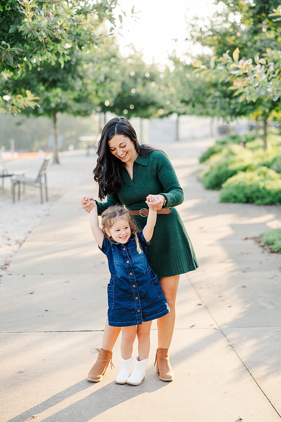 mom playing with daughter at lakeshore family session