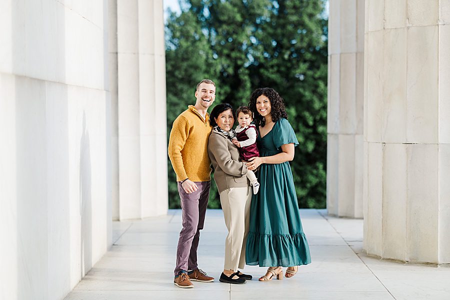 extended family session at lincoln memorial sunrise session