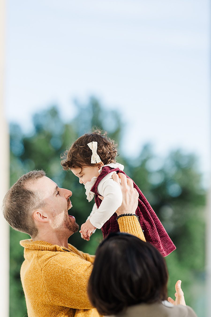 dad playing with daughter at lincoln memorial sunrise session