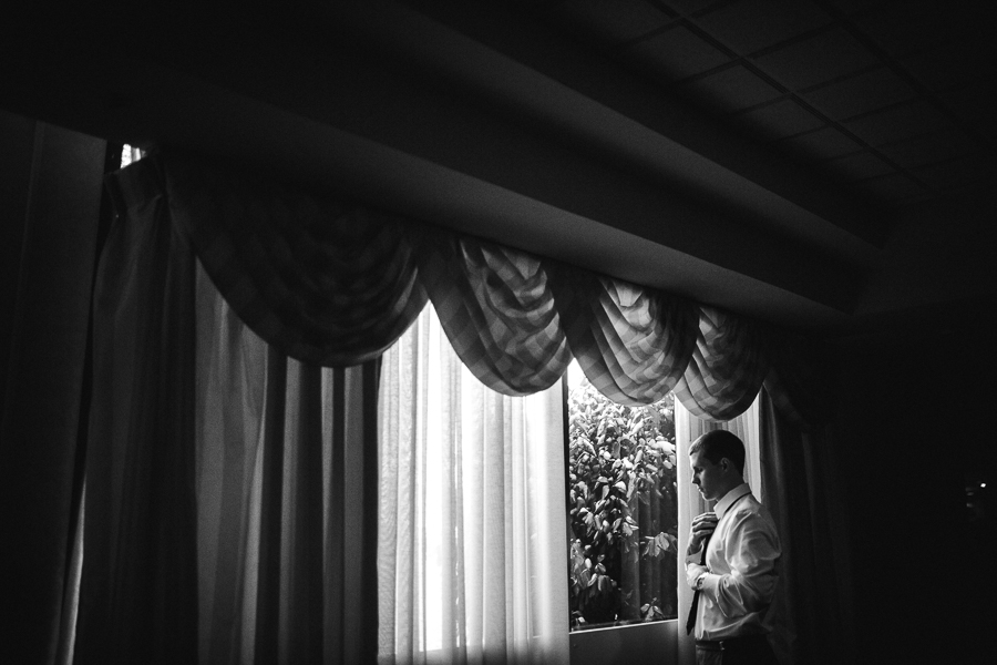 Historic Westwood in Knoxville, TN groom tying his tie.