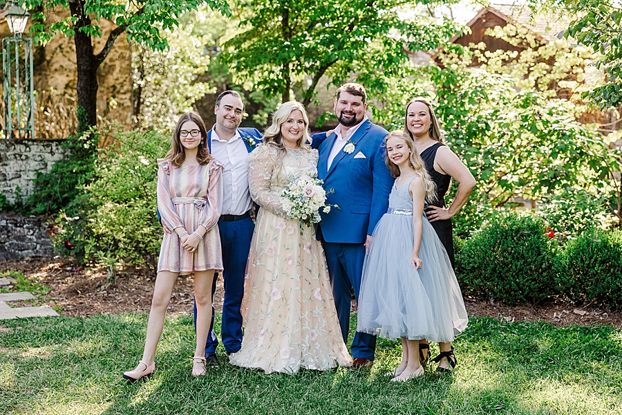 Family at Knoxville Botanical Gardens Wedding by Amanda May Photos