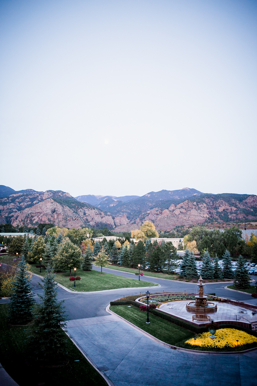 The Broadmoore backdrop in Colorado Springs by Knoxville Wedding Photographer, Amanda May Photos.