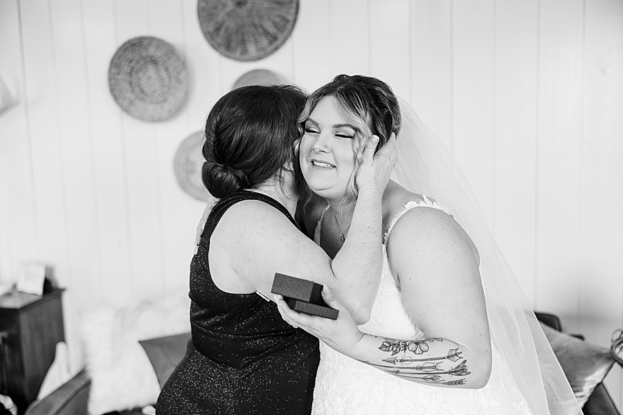 Mom and bride hugging at Allenbrooke Farm wedding by Amanda May Photos