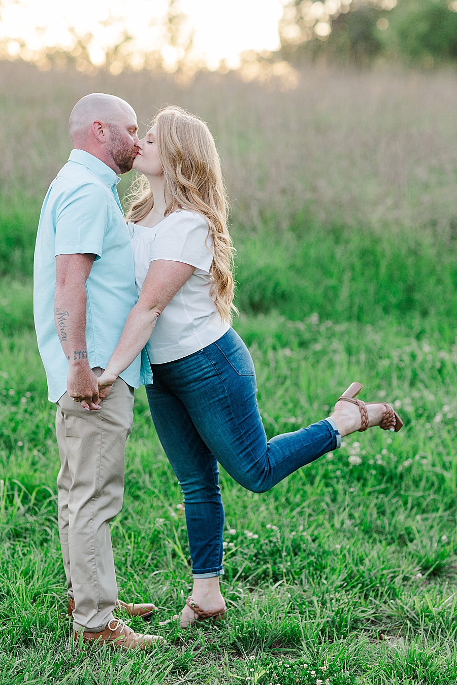 foot popping kiss at marblegate farm associate session