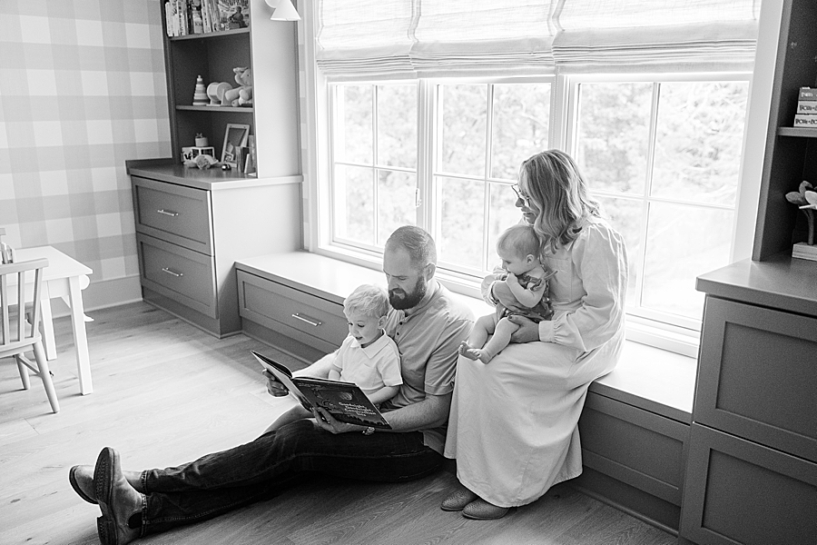 family reading books during nashville lifestyle session