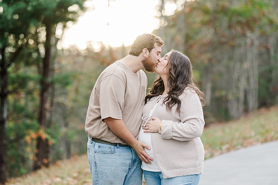 kissing at smoky mountain maternity