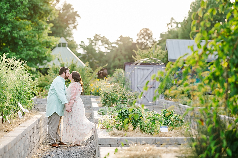 couple kissing at ut gardens