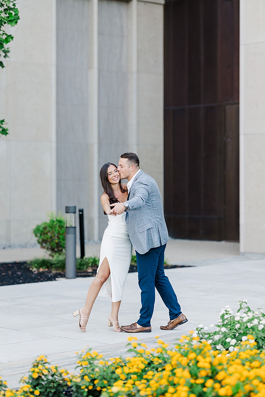 kiss on the cheek at tennessee capitol