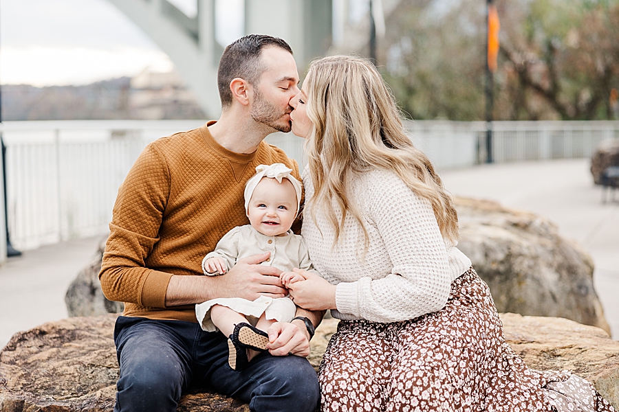 parents kissing at volunteer landing 9 month session